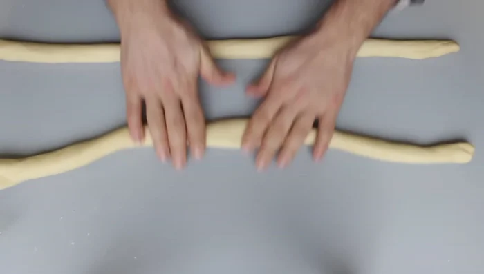 Geflochtenen Hefezopf auf ein mit Backpapier ausgelegtes Backblech legen und nochmal ca. 30 Minuten gehen lassen.