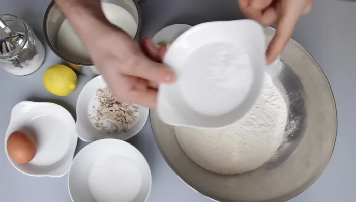 Salz zum Mehl geben.