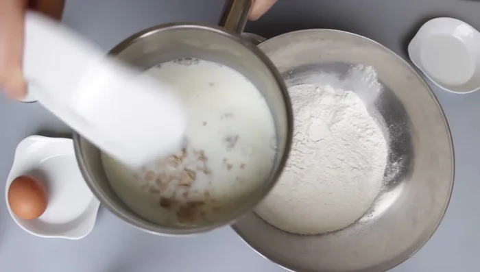 Zucker in lauwarmer Milch (31-32°C) auflösen, Hefe hinzufügen. (Wichtige Notiz: Milch nicht zu heiß werden lassen, da die Hefe sonst stirbt!)