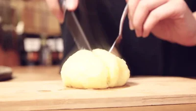 Käse-Kartoffelklöße: Rezept mit Röstzwiebeln - Perfekte Beilage!