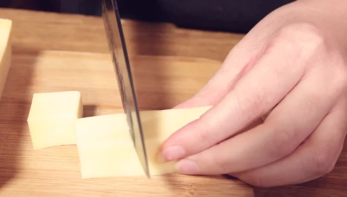 Gauda-Käse in 12 Würfel (ca. 1,5-2 cm) schneiden.