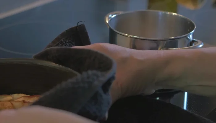 Kuchen aus dem Ofen nehmen und abkühlen lassen (102.06)