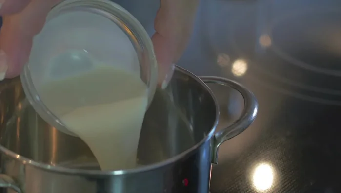 Sahne erhitzen und Karamellbonbons darin auflösen (107.799)