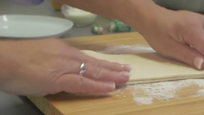 Backblech vorbereiten und Blätterteig etwas größer als die Backform ausrollen (57.19)