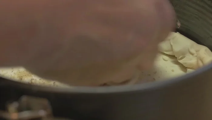 Gemahlene Mandeln auf den Teigboden streuen (78.69)