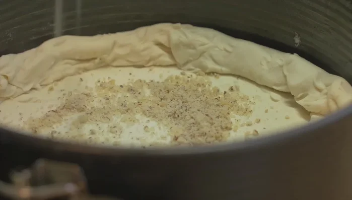 Apfelscheiben auf den Mandelboden legen (80.91)