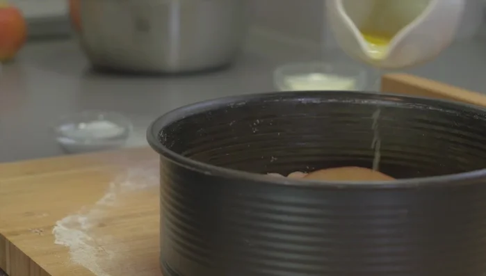 Geschmolzene Butter über die Äpfel geben und mit Zucker bestreuen (86.36)