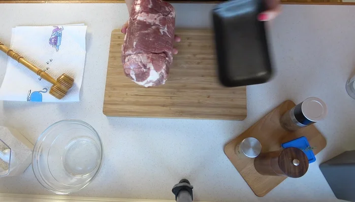 Rollbraten vom Netz befreien, kalt abspülen und aufschneiden.