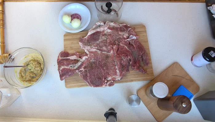 Zwiebeln klein hacken und mit Kräuterbutter, Käse und Gewürzpaste vermischen.