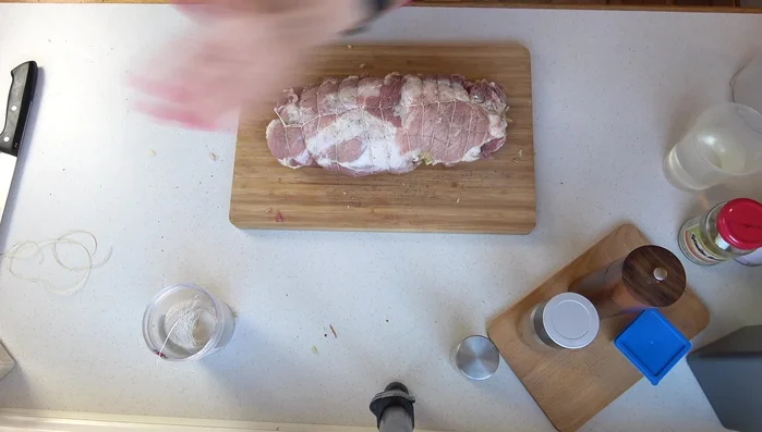 Braten mit Pfeffer und Salz würzen. Gemüsebrühe (gelöst in Wasser) hinzufügen.