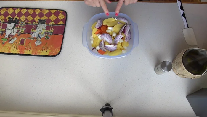 Kartoffeln, Möhren und Zwiebeln grob schneiden, mit Kräutern, Salz, Pfeffer und Öl würzen. Getrocknete Gemüsebrühe hinzufügen.