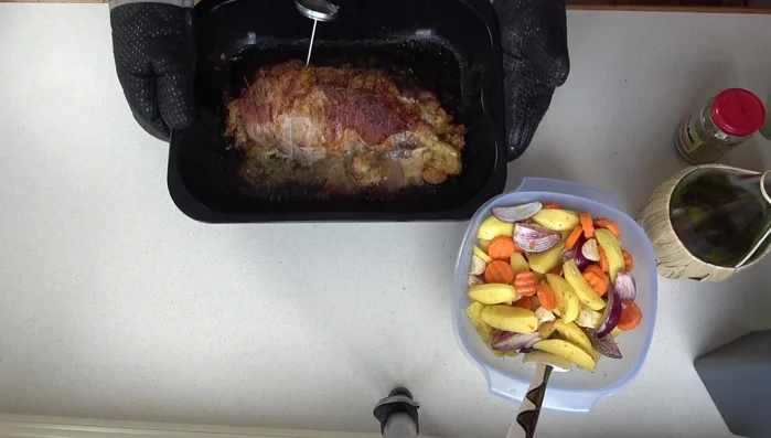 Ofengemüse zum Braten geben und weitere Stunde im Backofen garen. Kerntemperatur des Bratens sollte 80°C erreichen.