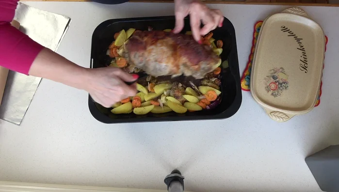 Braten aus dem Ofen nehmen, mit Alufolie abdecken und 10 Minuten ruhen lassen.