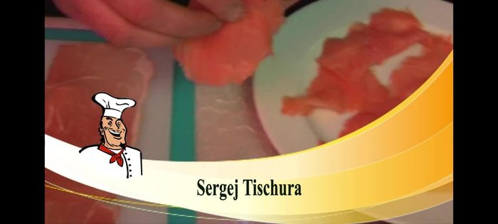 Die Lachsscheiben mit Räucherlachs belegen.