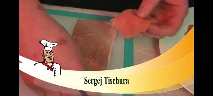 Zanderfilet in Stücke schneiden und zusammen mit Frühlingszwiebeln auf dem Lachs verteilen.