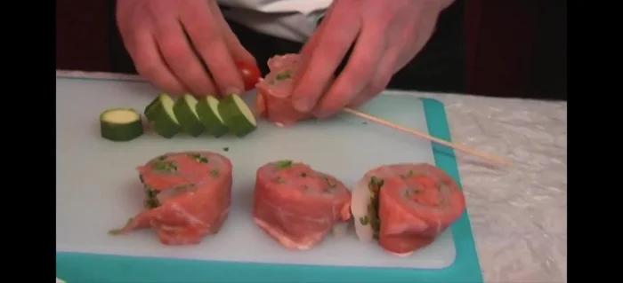 Holzspieße nehmen und abwechselnd die Fisch- und Gemüsestücke aufspießen.