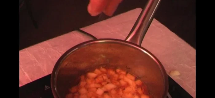 Salz, Zucker und Zitronensaft hinzufügen.