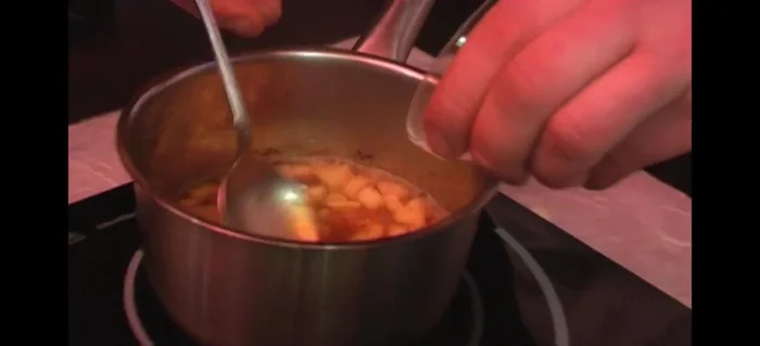 Speisestärke hinzufügen, alles ca. 1 Minute köcheln lassen.