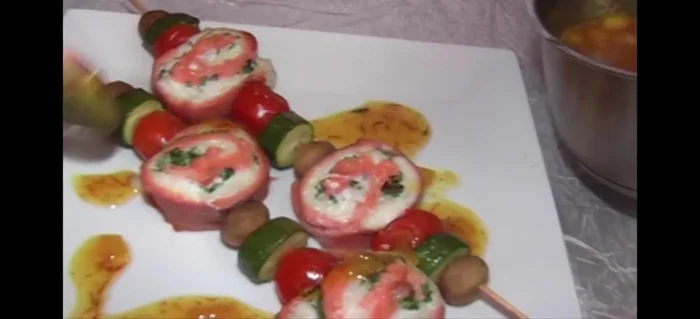 Gemüse-Spieße auf Tellern anrichten, mit der Soße beträufeln und servieren.