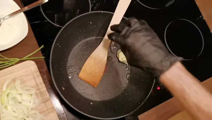 Champignons putzen, vierteln und ebenfalls in die Pfanne geben.