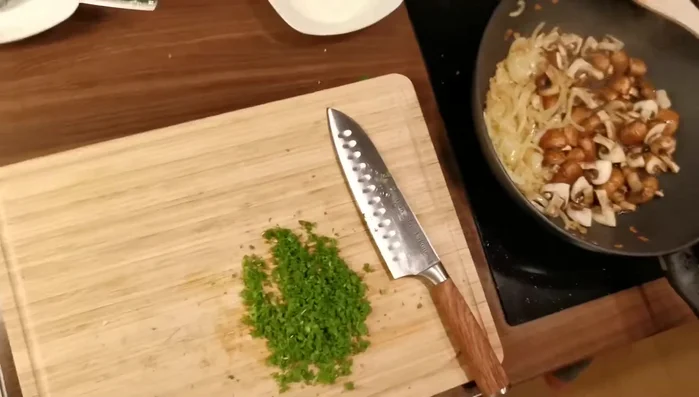 Petersilie fein hacken.