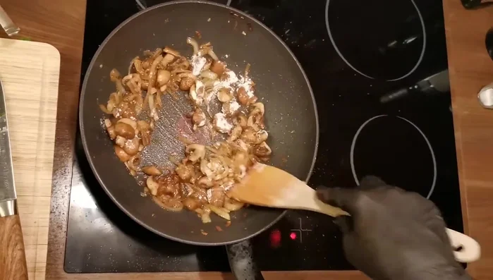 1 Esslöffel Mehl hinzufügen und unterrühren.