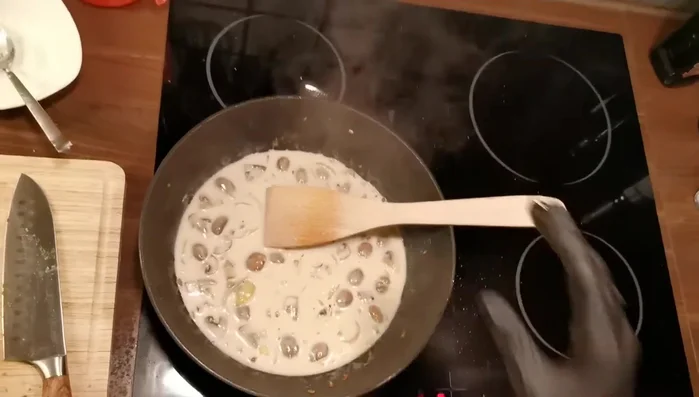 Sahne hinzufügen und kurz aufkochen lassen. Etwa 3-5 Minuten köcheln lassen.