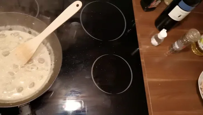 Abschmecken. Schweinefleisch wieder hinzufügen.