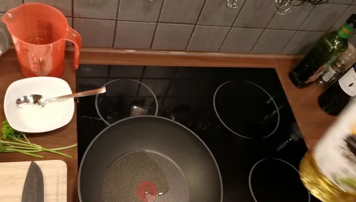 Schweinefleisch hinzufügen und scharf anbraten, ohne es zu bewegen, um Farbe zu erhalten.