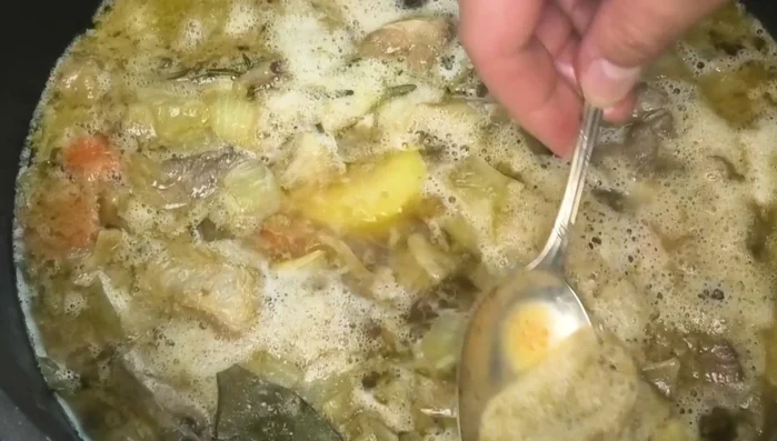 Kräuter zu einem Bouquet garni binden. 