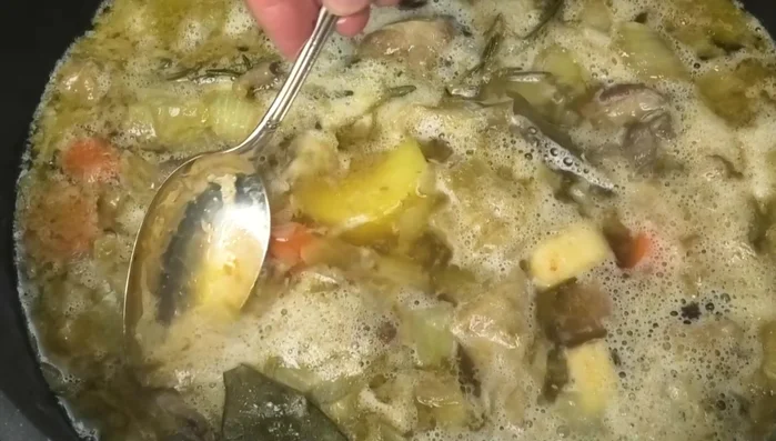 Alles zwei bis drei Stunden köcheln lassen, bis das Fleisch zart ist.