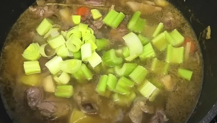 In den letzten 30-40 Minuten Stangensellerie und Porree hinzufügen und mitköcheln lassen.