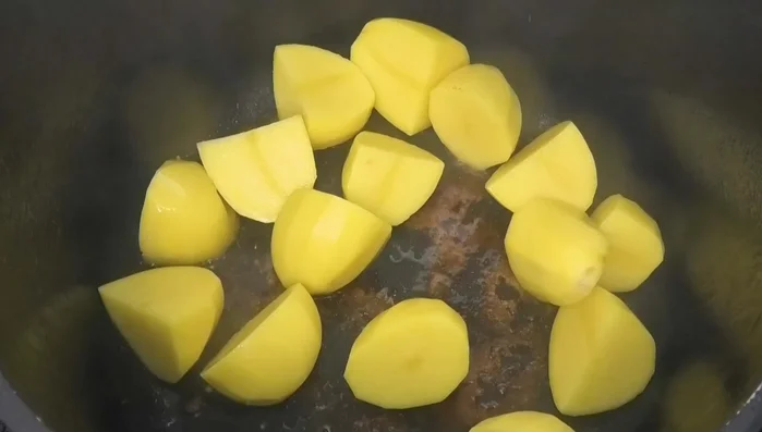 Kartoffeln für ca. eine Minute anbraten. Zwiebeln hinzufügen und glasig dünsten. Sellerie und Karotten hinzufügen und ebenfalls kurz andünsten.