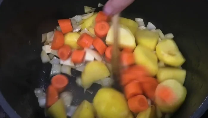 Knoblauch hinzufügen. Das Lammfleisch zurück in den Topf geben.