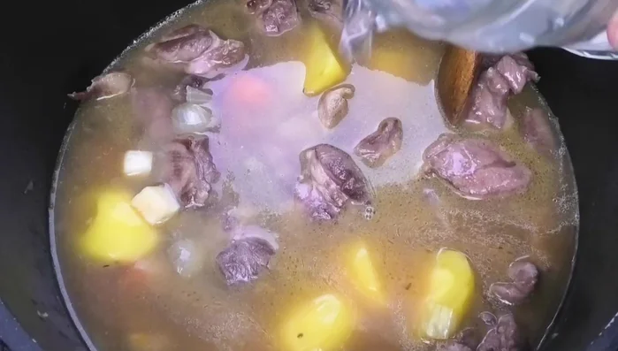 Mit Brühe oder Wasser auffüllen, bis alles bedeckt ist. Lorbeerblätter, Rosmarin, Thymian (optional), Pfefferkörner und Salz hinzufügen. Gerste (oder Reis) dazugeben.