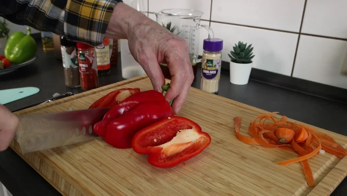 Paprikaschoten, Zucchini und Datteltomaten würfeln und zum Gemüse geben.