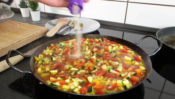 Gemüsepfanne abschmecken und bei Bedarf reduzieren.