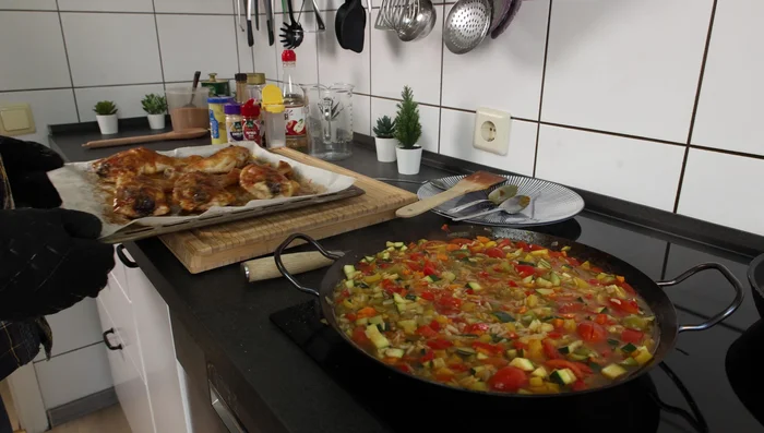 Hähnchenkeulen wenden und weiter garen, bis sie schön gebräunt sind.