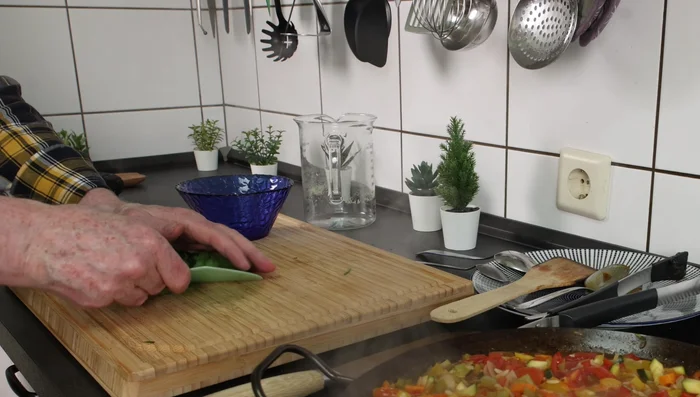 Petersilie zum Gemüse geben.