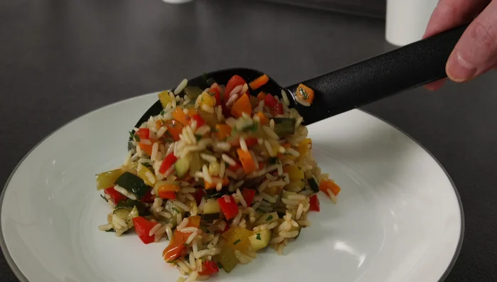 Reis und Gemüse servieren.