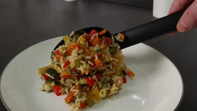 Saftige Hähnchenkeulen mit Honig-Senf-Glasur & Gemüse-Reis