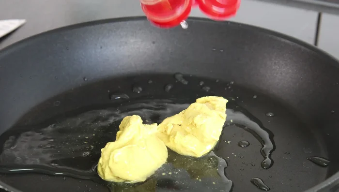 Für die Glasur Senf, Apfelessig, Worcestershire Sauce und Honig in einer Pfanne verrühren und köcheln lassen.