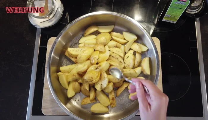Backofen auf 200°C Umluft vorheizen. Kartoffeln in den Backofen (mittlere Schiene) geben. (200.28)