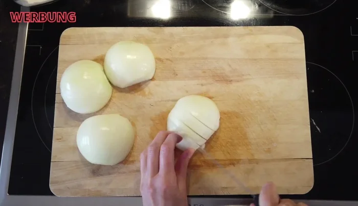 Zwiebeln würfeln und in heißem Olivenöl anbraten. (260.09)