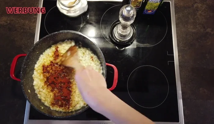 Paprikapulver kurz im heißen Öl anrösten (Vorsicht: nicht verbrennen!). (321.5)