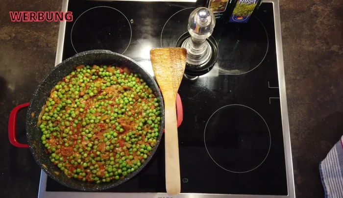 Erbsen aufkochen lassen, ggf. mehr Wasser hinzufügen. Dill unterrühren, abschmecken. (413.27)