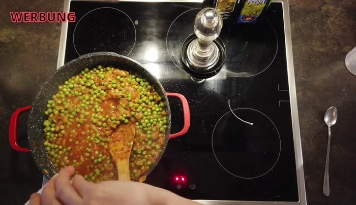 Erbsen in eine Auflaufform geben und in den Backofen (mittlere Schiene, 200°C) geben. (449.669)