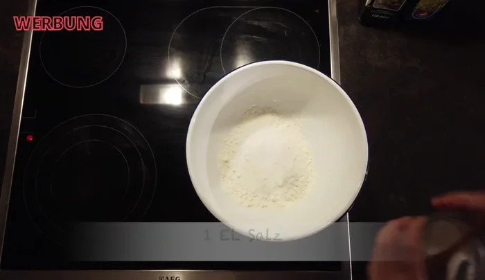 Mehl und Salz mischen. Sardellen darin wenden, überschüssiges Mehl abklopfen. (522.01)