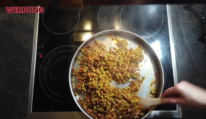 Kartoffeln und Erbsen aus dem Ofen nehmen, durchrühren. Sardellen mit der Kartoffel-Erbsen-Beilage anrichten. (668.31)