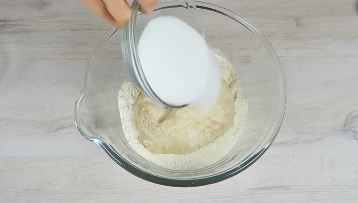 Restliche Zutaten hinzufügen und alles zu einem glatten Teig verkneten (mind. 5-6 Minuten).